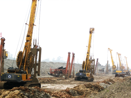 徐(xu)工連續牆(qiang)機群樂山(shān)施工