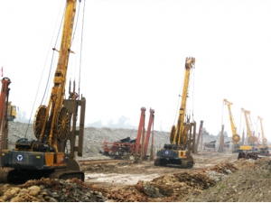 徐工連(lian)續牆機群(qún)樂山施工(gong)