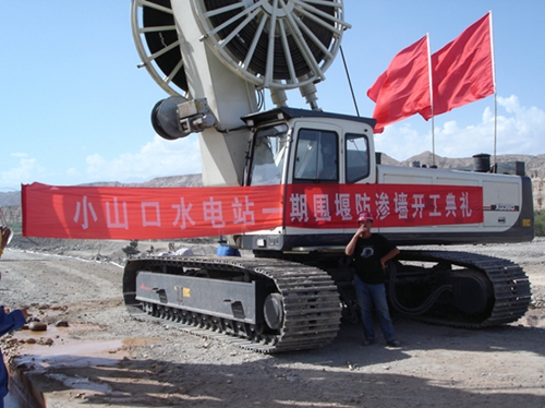 連續牆施(shī)工-新疆庫(kù)爾勒開都(dōu)河水電站(zhan)圍堰工程(cheng)