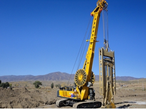 2025年12月基(ji)礎公司高新技(ji)術産品XG450D連續牆(qiáng)在内蒙古工業(yè)園區1号水源地(dì)防滲工程施工(gōng)